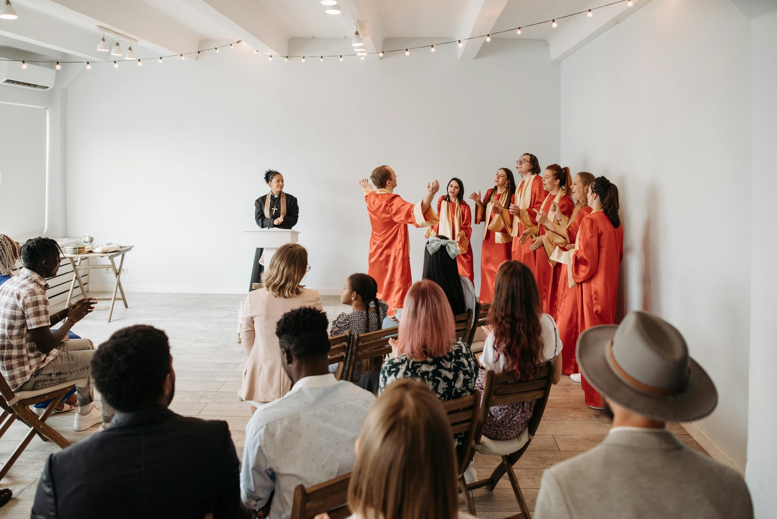 A Góbé új dala alapját egy cigány ballada adja, az Árva dallamaiban a gospel zene hatása is érződik