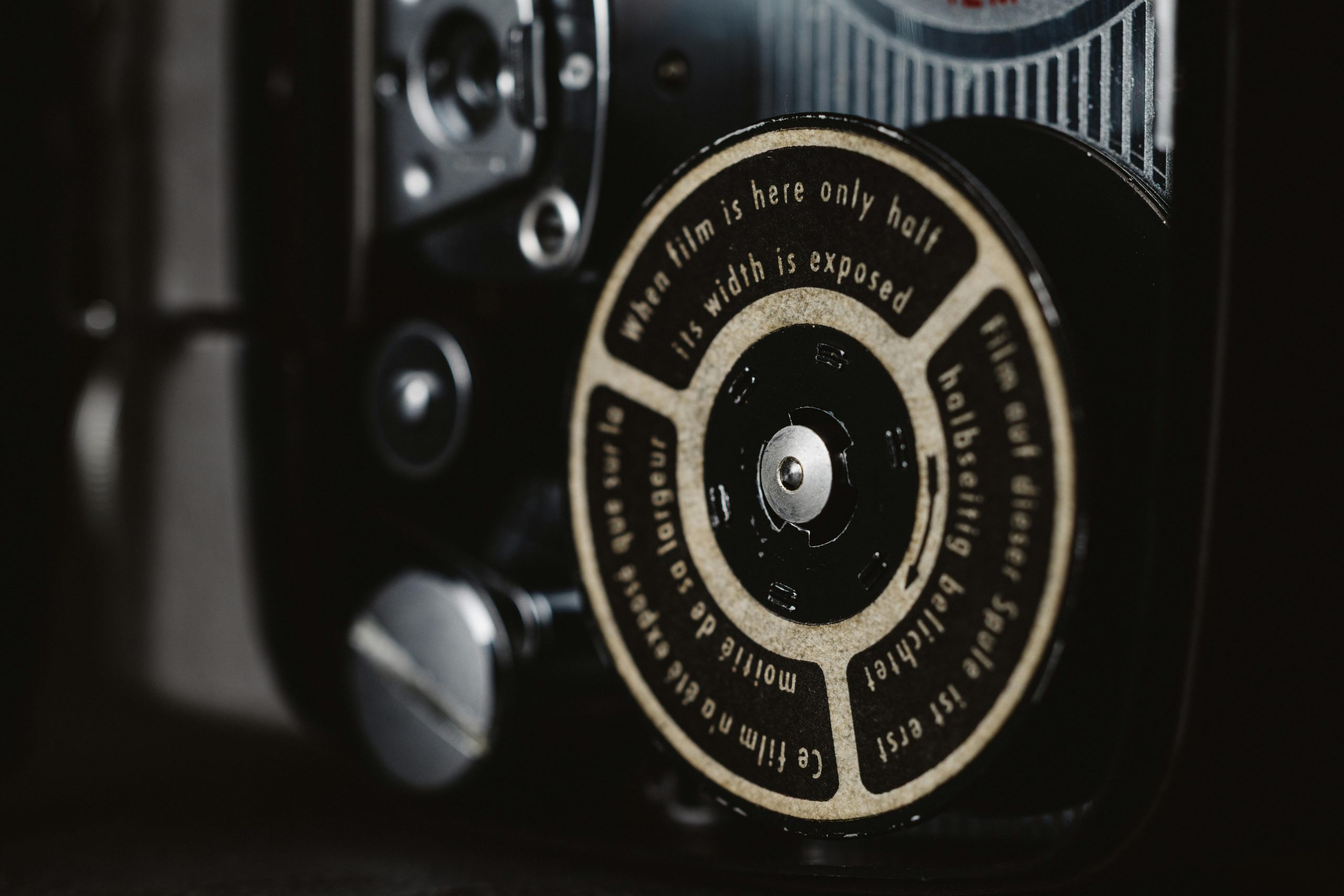 Sára Sándor 1962-ben forgatott dokumentumfilmje periférikus helyzetű romák mindennapi életébe enged betekintést